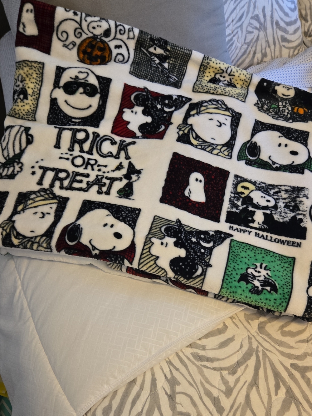 Peanuts Halloween Trick or Treat Throw Blanket - White, Black, Red, Green